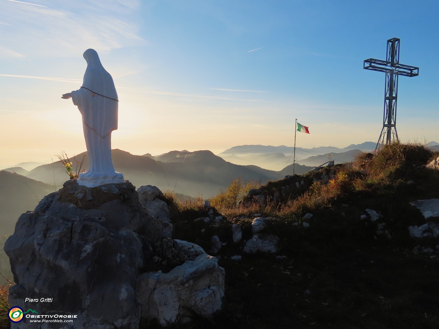 06 In vetta Cornagera (1311 m) con la Bianca Madonnina e la bella croce.JPG